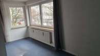 Zimmer nach vorne - Blick zum Dreiecksplatz - Kiel-Dreiecksplatz: Eigentumsfläche für Wohnen oder Gewerbe im 1.Obergeschoss mit 3 Pkw-Stellplätzen